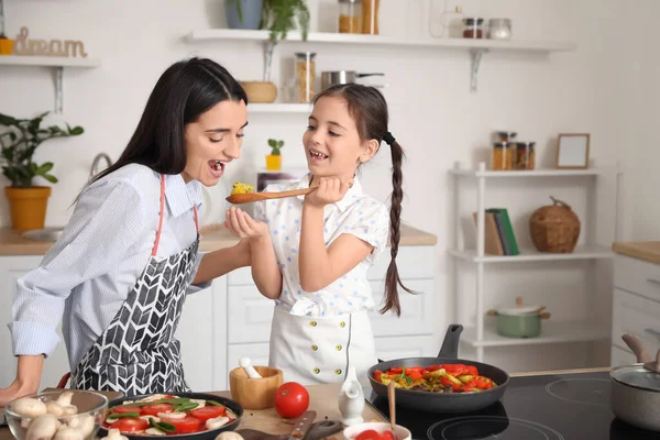 Menina Com Mãe Cozinhar Cozinha Casa — Fotografia de Stock