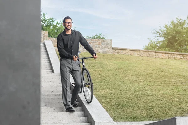 Empresario Con Bicicleta Bajando Las Escaleras — Foto de Stock