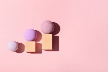 Renkli arkaplanda lavanta banyosu bombaları olan kompozisyon