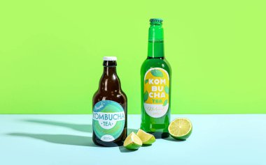 Renkli limonlu doğal kombu çayı şişeleri