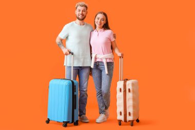Renkli arka planda iki turist