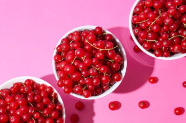 Renkli fonda taze üzümlü kaseler, yakın plan.