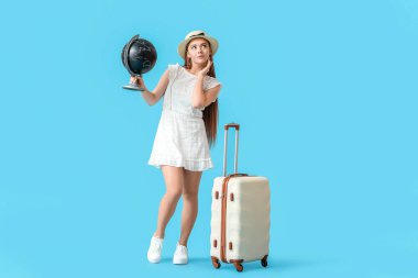 Renkli arka planda küresi olan kadın turist
