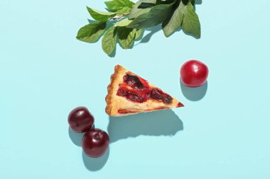 Renkli arkaplanda lezzetli erik turtası