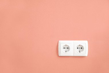 Renk duvarında elektrik prizi