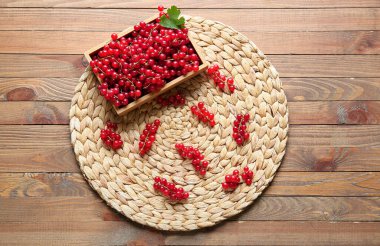 Ahşap arka planda taze kırmızı üzümlü ahşap kutu