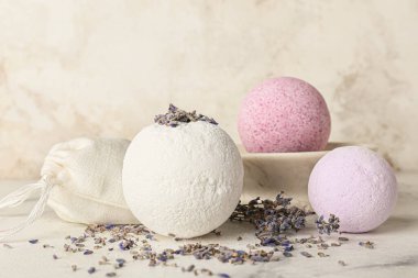 Banyo bombaları ve arkaplanda lavanta çiçekleri
