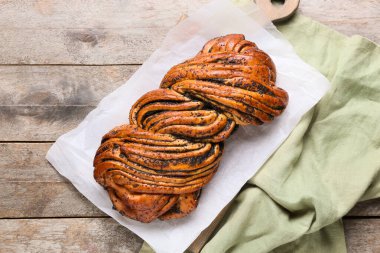 Ahşap zemin üzerinde lezzetli haşhaşlı çörekler olan tahta.