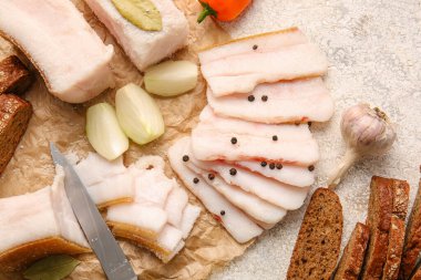 Açık arkaplanda tuzlanmış domuz yağı ve ekmek ile parşömen