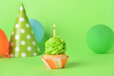 Renk arkaplanında yanan mum olan lezzetli bir doğum günü keki.