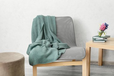 Ekoseli modern sandalye.