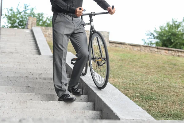 Empresario Con Bicicleta Bajando Las Escaleras — Foto de Stock