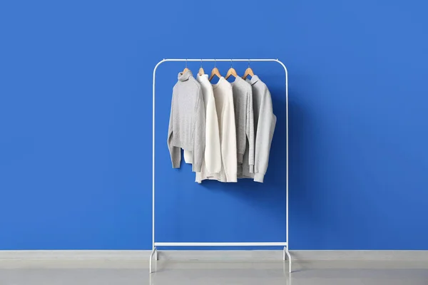 Rack Dengan Sweater Hangat Dekat Dinding Warna — Stok Foto