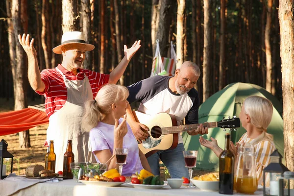 Personas Maduras Con Guitarra Fiesta Barbacoa Día Verano —  Fotos de Stock