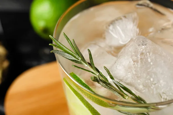 Glass Cold Gin Tonic Closeup — Stock Photo, Image