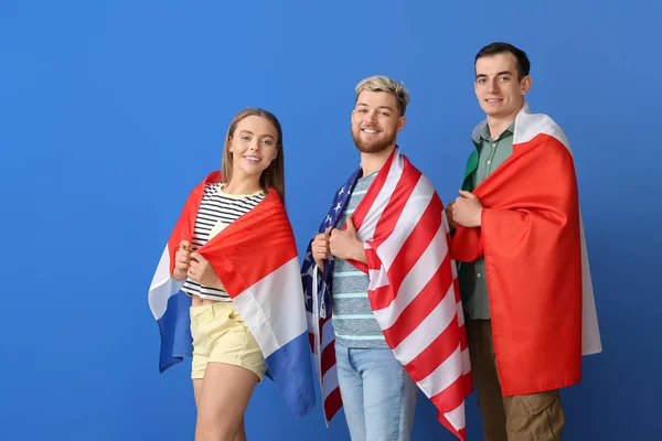 Mladí Lidé Různými Vlajkami Barevném Pozadí — Stock fotografie