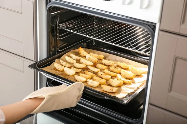 Mulher Tomando Bandeja Cozimento Com Batata Fresca Fora Forno — Fotografia de Stock