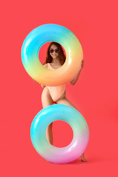 Junge Frau Mit Aufblasbaren Ringen Auf Farbigem Hintergrund — Stockfoto