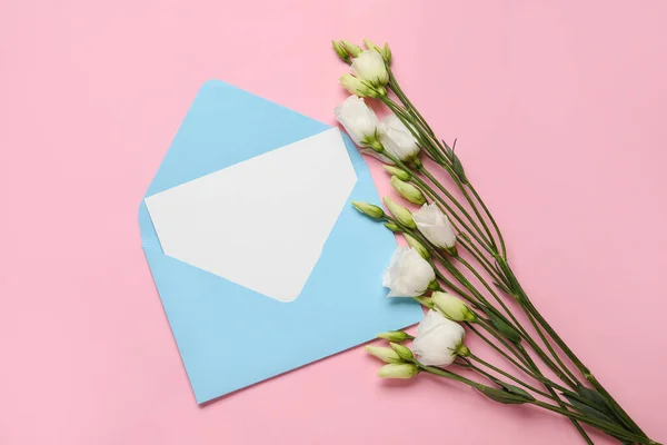 Kuvert Med Tomt Kort Och Blommor Färg Bakgrund — Stockfoto