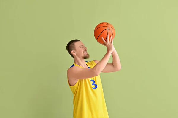 Schöner Basketballspieler Auf Farbigem Hintergrund — Stockfoto