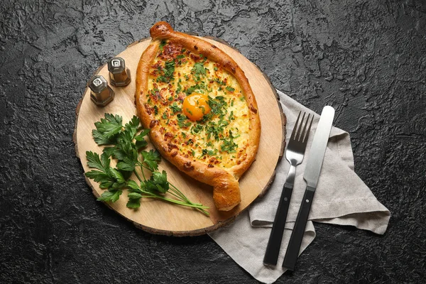 Placa Madeira Com Saboroso Ajarian Khachapuri Fundo Escuro — Fotografia de Stock