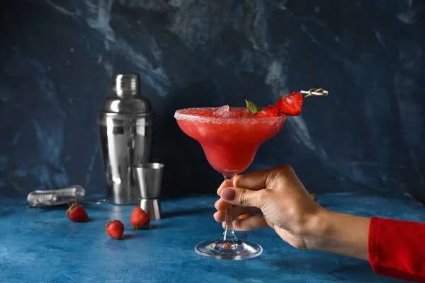 Mujer Sosteniendo Vaso Sabrosa Margarita Fresa Sobre Fondo Color — Foto de Stock