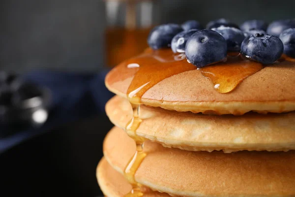 Pancake Lezat Dengan Madu Dan Berry Atas Meja Closeup — Stok Foto
