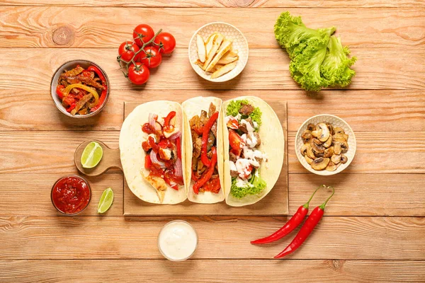 Board Tasty Fajitas Ingredients Wooden Background — Stock Photo, Image