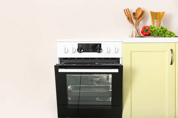 Furnitur Modern Dengan Oven Listrik Dekat Dinding Warna — Stok Foto