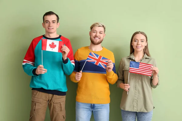 Jóvenes Con Diferentes Banderas Sobre Fondo Color —  Fotos de Stock