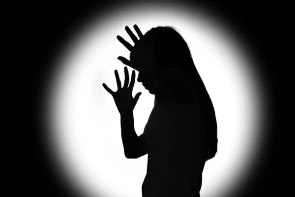 Silhouette Einer Verängstigten Jungen Frau Auf Dunklem Hintergrund Konzept Der — Stockfoto