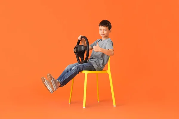 Μικρό Αγόρι Τιμόνι Δείχνει Αντίχειρα Στο Φόντο Χρώμα — Φωτογραφία Αρχείου