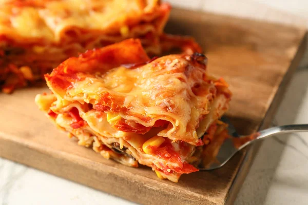 Heerlijke Lasagne Met Tomatensaus Houten Plank — Stockfoto