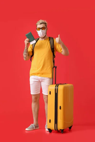 Male Tourist Medical Mask Showing Thumb Color Background — Stock Photo, Image