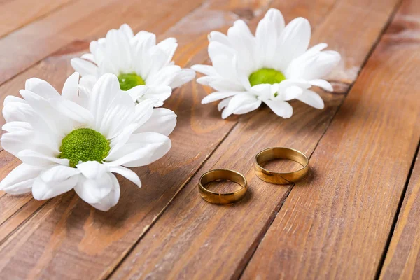 Anneaux Mariage Fleurs Camomille Sur Table Bois — Photo