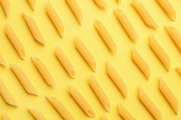 Macarrão Penne Não Cozido Fundo Cor — Fotografia de Stock