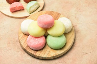 Lezzetli Japon mochi 'si olan ahşap tahta kaplama.