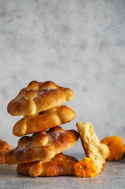 Ölülerin ekmeği ve arkaplanda kadife çiçekleri. Meksika Ölüler Günü 'nün Kutlaması (El Dia de Muertos)