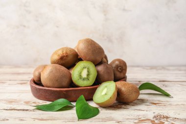 Tabakta taze kivi meyvesi var.