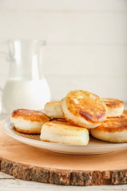 Masada lezzetli süzme peynirli krep tabağı.