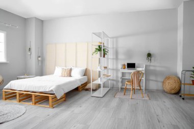 Modern iş yeri olan şık bir yatak odası.