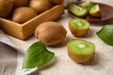 Grunge arka planında taze kivi meyvesi