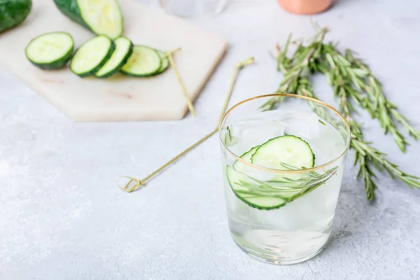 Vaso Gin Tonic Frío Rodajas Pepino Sobre Fondo Claro —  Fotos de Stock