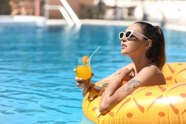 Young Woman Cocktail Swimming Pool — Stock Photo, Image