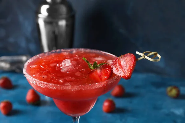 Bicchiere Margarita Alla Fragola Saporito Sfondo Colori Primo Piano — Foto Stock