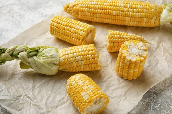 Fresh Corn Cobs Parchment Table Closeup — Stock Photo, Image