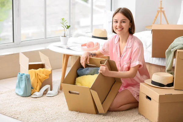 Ung Kvinna Organisera Kläder Sovrummet — Stockfoto