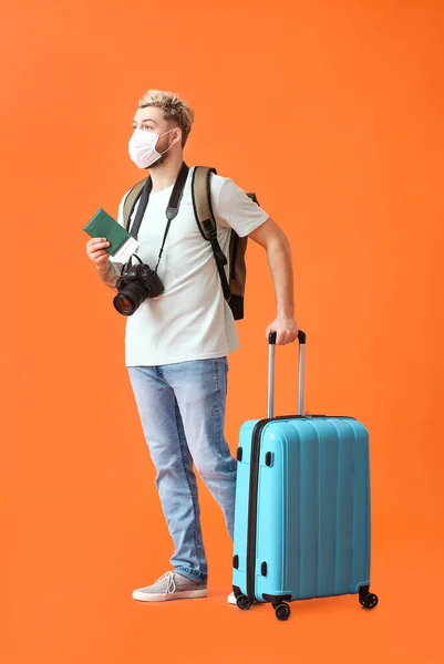 Male Tourist Medical Mask Color Background — Stock Photo, Image