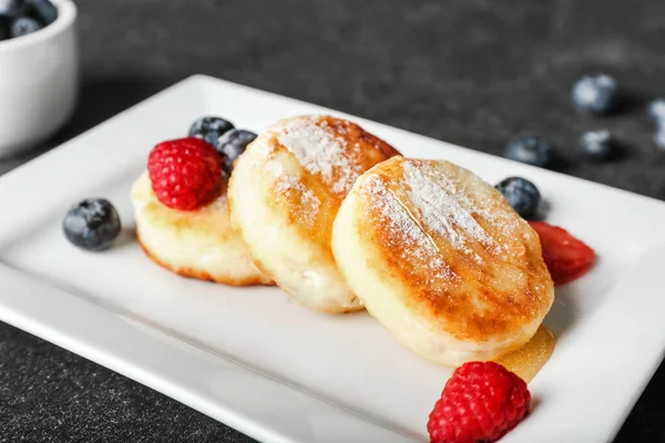 Plate Tasty Cottage Cheese Pancakes Berries Honey Dark Background Closeup — Stock Photo, Image