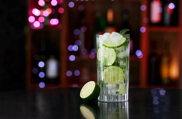 Bicchiere Gustoso Mojito Sul Tavolo Nel Bar — Foto Stock